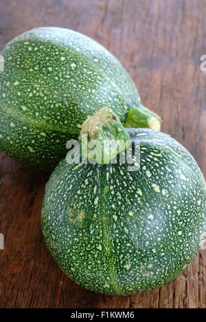 Zwei Runde und Reife Zucchini auf rustikalem Holzbrett Stockfoto