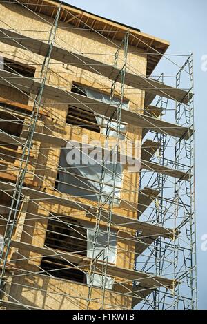 Neubau mit Gerüsten Closeup. Vertikale Foto. Wohngebäude-Entwicklung. Stockfoto