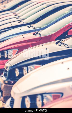 Brandneue Autos Auto Händler vorrätig. Autos Zeile Nahaufnahme. Autos-Industrie-Konzept. Stockfoto