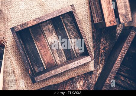 Alte kleine Holzkisten auf Leinwand. Aufgearbeiteten Holz Kiste. Stockfoto