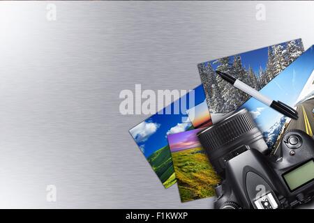 Urlaubsfotos und Kamera auf silbernen metallischen Untergrund. Kopieren Sie Fotografie Raumkonzept Stockfoto