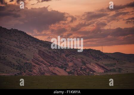 Red Rocks Amphitheater bei Sonnenuntergang. Morrison in der Nähe von Denver, Colorado, United State. Stockfoto