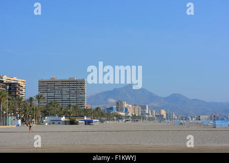 Am frühen Morgen Szene auf San Juan Playa mit vorderen Strandwohnungen im Spätsommer, Alicante, Provinz Alicante, Valencia, Spanien Stockfoto