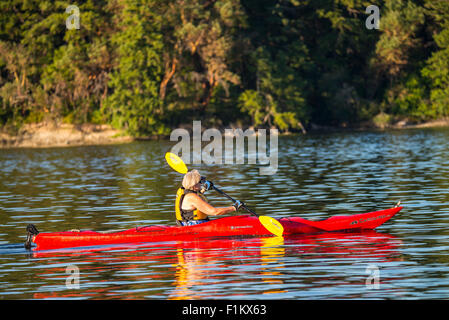 Kajakfahrer paddeln rote Kajak in der Nähe von Hope Island Marine-Staatspark, Puget Sound, US-Bundesstaat Washington. USA Stockfoto