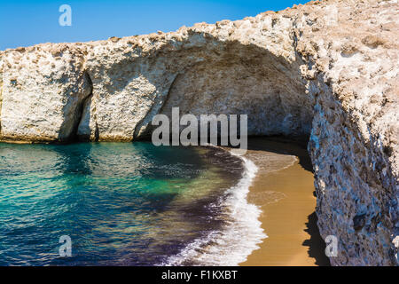 Blick auf Alogomantra Strand auf der Insel Milos, Kykladen, Griechenland Stockfoto