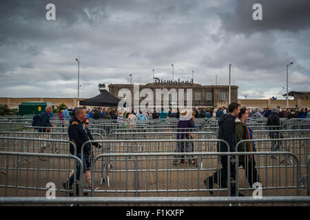 Menschen-Warteschlange zu Banksy Dismaland Verblüffung Park am Meer in Weston-Super-Mare in Somerset in. Stockfoto