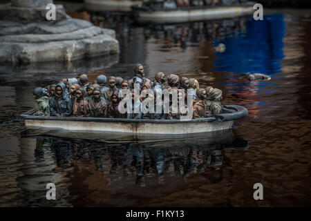 Straße des Künstlers Banksy Dismaland in Weston-Super-Mare. Abgebildete Stück ausgestattet mit ferngesteuerten Boote mit Migranten verpackt. Stockfoto