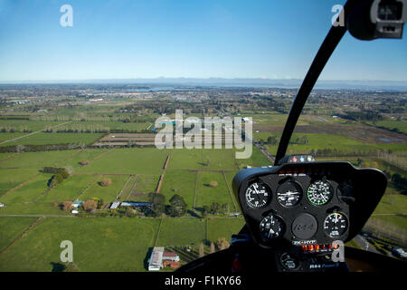 Flugplatz Straße und Ackerland von Robinson R44 Hubschrauber, Ardmore, South Auckland, Nordinsel, Neuseeland - Antenne gesehen Stockfoto