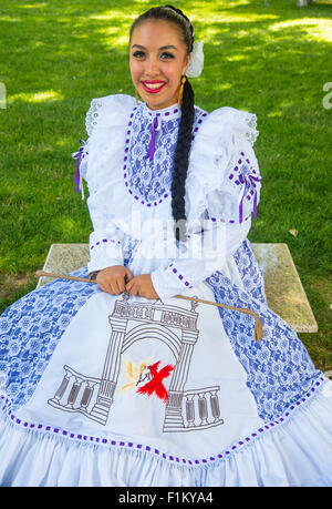 Menschen, die traditionelle mexikanische Tänzer in schönen Kostümen gekleidet in Nahaufnahme. Globalen Weltfestival, Boise, Idaho, USA Stockfoto