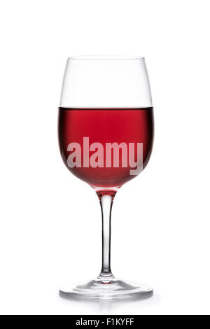 Glas Rotwein auf weißem Hintergrund Stockfoto