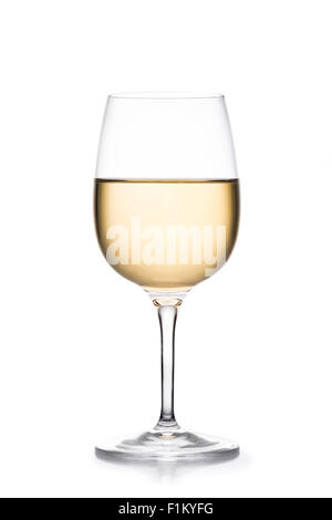 Glas Weißwein auf weißem Hintergrund Stockfoto