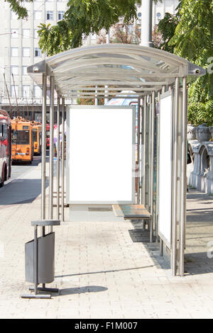 Leere Zeichen auf o-Bus-Station. Stockfoto