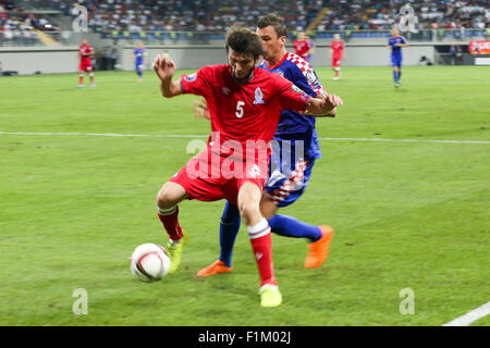 Baku, Aserbaidschan. 03rd Sep 2015. (5) sind von Aserbaidschan wetteifert um den Ball mit Mandžuki? (17) Kroatien während der Europäischen Qualifikation für die EURO 2016 in Baku entsprechen. Bildnachweis: Aziz Karimov / | Pazifische Presse/Alamy Live-Nachrichten Stockfoto