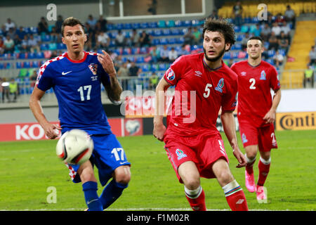 Baku, Aserbaidschan. 03rd Sep 2015. Huseynov (5) von Aserbaidschan wetteifert um den Ball mit Mandžuki? (17) von Kroatien während des Spiels der Europäischen Qualifikation für die EURO 2016 zwischen Aserbaidschan und Kroatien, in Baku. Bildnachweis: Aziz Karimov / | Pazifische Presse/Alamy Live-Nachrichten Stockfoto