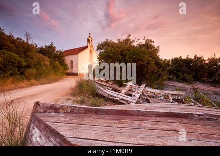 Kirche der Heiligen Cosmas und Damian im Sonnenuntergang, Insel Ugljan, Dalmatien, Kroatien Stockfoto