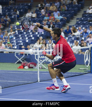 Flushing Meadow, New York, USA. 2. Sep, 2015. NEW YORK-SEP 02: Novak Djokovic (SRB) in Aktion hier Niederlagen Andreas Haider-Maurer 64, 61, 62 in ihrem ersten Runde Spiel der 2015 US Open in Flushing Meadows, NY. Foto: Andrew Patron/Zuma Draht © Andrew Patron/ZUMA Draht/Alamy Live-Nachrichten Stockfoto