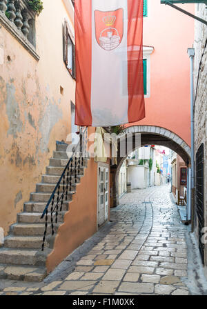 RAB, Kroatien - ca. AUGUST 2015: Blick auf die Altstadt von Rab, kroatische touristische Resort auf der gleichnamigen Insel. Stockfoto