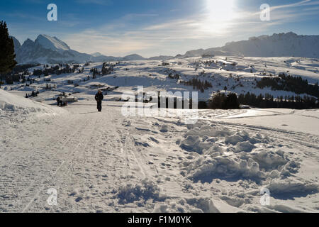 St. Ulrich, Italien - ca. Dezember 2012: Menschen Wanderungen auf Skipisten beschneit in den italienischen Alpen. Stockfoto