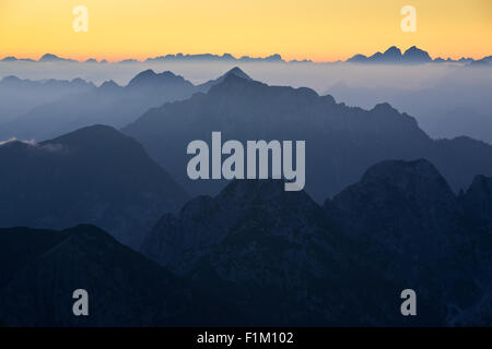 Ein Blick auf italienischen Julischen Alpen vom Mangrt Berg, Slowenien Stockfoto