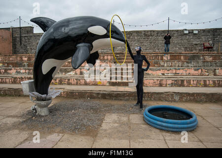 Ein Modell-Killer-Wal springt aus einer Toilette im Rahmen von Banksy Dismaland Verblüffung Park Pop-up-Ausstellung in Weston-Super-Mare. Stockfoto