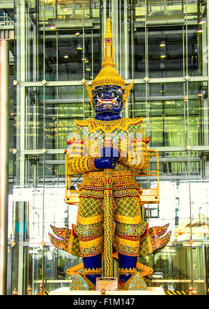 Askan - Mara ein Häuptling der Riesen bewacht Eingang zum Suvarnabhumi International Airport, Bangkok, Thailand.  2. Dezember 2011 Stockfoto