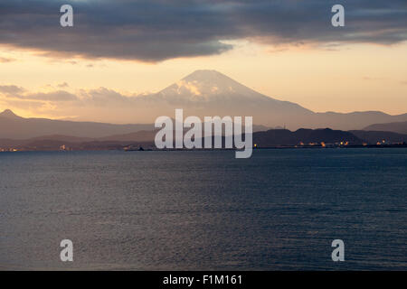 Mount Fuji bei Dämmerung Sonnenuntergang mit Wolken knapp unter den Gipfel und vor Stockfoto