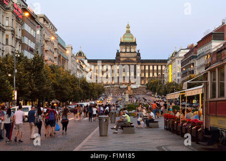 Menschen am Abend auf dem Wenzelsplatz vor dem Nationalmuseum im historischen Zentrum von Prag in der Tschechischen Republik Stockfoto