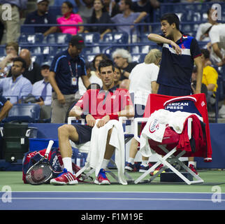 Flushing Meadow, New York, USA. 2. Sep, 2015. NEW YORK-SEP 02: Novak Djokovic (SRB) in Aktion hier Niederlagen Andreas Haider-Maurer 64, 61, 62 in ihrem ersten Runde Spiel der 2015 US Open in Flushing Meadows, NY. Foto: Andrew Patron/Zuma Draht © Andrew Patron/ZUMA Draht/Alamy Live-Nachrichten Stockfoto