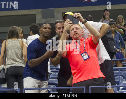 Flushing Meadow, New York, USA. 2. Sep, 2015. NEW YORK-SEP 02: Schauspieler Jamie Foxx und Trainer Boris Becker nehmen ein Selfie zusammen nach Novak Djokovic besiegt Andreas Kaiden-Maurer (AUT) 64, 61, 62 in ihrem ersten Spiel der 2015 US Open in Flushing Meadows, NY Runde. Foto: Andrew Patron/Zuma Draht © Andrew Patron/ZUMA Draht/Alamy Live-Nachrichten Stockfoto