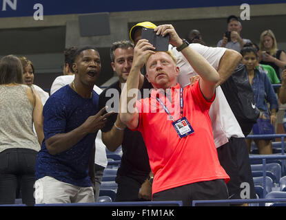 Flushing Meadow, New York, USA. 2. Sep, 2015. NEW YORK-SEP 02: Schauspieler Jamie Foxx und Trainer Boris Becker nehmen ein Selfie zusammen nach Novak Djokovic besiegt Andreas Kaiden-Maurer (AUT) 64, 61, 62 in ihrem ersten Spiel der 2015 US Open in Flushing Meadows, NY Runde. Foto: Andrew Patron/Zuma Draht © Andrew Patron/ZUMA Draht/Alamy Live-Nachrichten Stockfoto