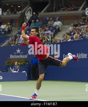 Flushing Meadow, New York, USA. 2. Sep, 2015. NEW YORK-SEP 02: Novak Djokovic (SRB) in Aktion hier Niederlagen Andreas Haider-Maurer 64, 61, 62 in ihrem ersten Runde Spiel der 2015 US Open in Flushing Meadows, NY. Foto: Andrew Patron/Zuma Draht © Andrew Patron/ZUMA Draht/Alamy Live-Nachrichten Stockfoto