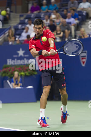 Flushing Meadow, New York, USA. 2. Sep, 2015. NEW YORK-SEP 02: Novak Djokovic (SRB) in Aktion hier Niederlagen Andreas Haider-Maurer 64, 61, 62 in ihrem ersten Runde Spiel der 2015 US Open in Flushing Meadows, NY. Foto: Andrew Patron/Zuma Draht © Andrew Patron/ZUMA Draht/Alamy Live-Nachrichten Stockfoto