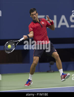 Flushing Meadow, New York, USA. 2. Sep, 2015. NEW YORK-SEP 02: Novak Djokovic (SRB) in Aktion hier Niederlagen Andreas Haider-Maurer 64, 61, 62 in ihrem ersten Runde Spiel der 2015 US Open in Flushing Meadows, NY. Foto: Andrew Patron/Zuma Draht © Andrew Patron/ZUMA Draht/Alamy Live-Nachrichten Stockfoto