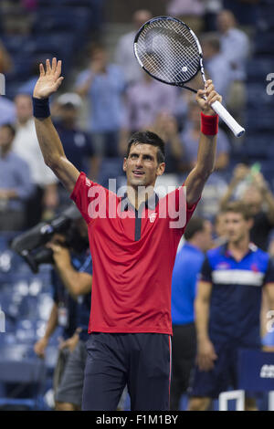 Flushing Meadow, New York, USA. 2. Sep, 2015. NEW YORK-SEP 02: Novak Djokovic (SRB) feiert nach dem Sieg über Andreas Haider-Maurer 64, 61, 62 in ihrer Öffnung Runde Spiel der 2015 US Open in Flushing Meadows, NY. Foto: Andrew Patron/Zuma Draht © Andrew Patron/ZUMA Draht/Alamy Live-Nachrichten Stockfoto