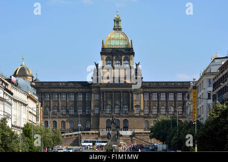 Nationalmuseum am Wenzelsplatz mit dem Wenzel-Denkmal im historischen Zentrum von Prag in der Tschechischen Republik. Stockfoto