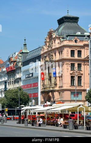 Gewerblich genutzten Gebäuden auf dem Wenzelsplatz im historischen Zentrum von Prag. Stockfoto