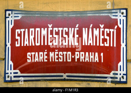 Straßenschild der Staromestske Namesti in Prag am Altstädter Ring in der Tschechischen Republik. Stockfoto