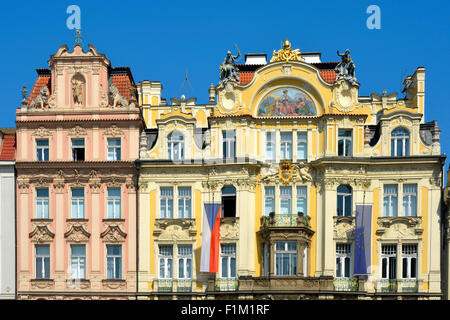 Jugendstil-Gebäude am Platz der Prager Altstadt. Stockfoto