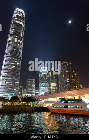 Nachtansicht des Victoria Harbour in Hongkong Stockfoto