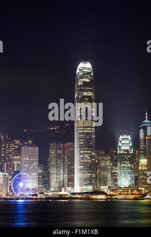 Nachtansicht des Victoria Harbour in Hongkong Stockfoto