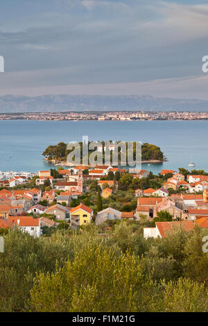 Preko und Zadar im Sonnenuntergang gesehen aus Insel Ugljan, Dalmatien, Kroatien Stockfoto