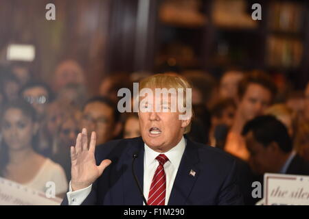 New York City, USA. 03rd Sep 2015. Kandidat Trump antwortet auf Fragen von der Presse im Trump Tower. Republikanischer Kandidat für das Präsidentenamt Donald Trump angekündigt, dass er ein Versprechen nicht zu laufen, als unabhängiger Kandidat unterlässt er die Partei-Nominierung im Jahr 2016 zu gewinnen angemeldet hatte. Bildnachweis: Andy Katz/Pacific Press/Alamy Live-Nachrichten Stockfoto