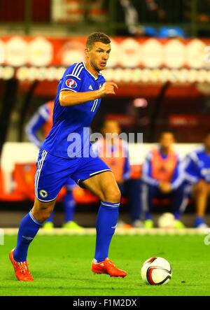 Brüssel, Belgien. 3. Sep 2015. Edin Dzeko von Bosnien und Herzegowina treibt den Ball während der Euro 2016-Qualifikationsspiel zwischen Belgien und Bosnien und Herzegowina in Brüssel, Belgien, 3. September 2015. Belgien 3: 1 gewonnen. Bildnachweis: Gong Bing/Xinhua/Alamy Live-Nachrichten Stockfoto