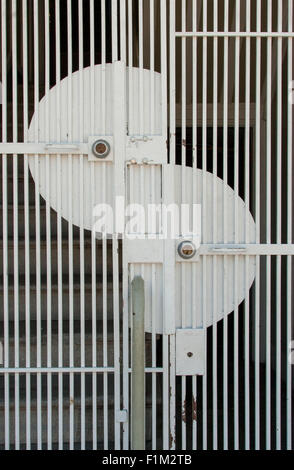 Eines der buntesten Dinge in The Mission Nachbarschaft sind die Tore, die Häuser und Geschäfte zu schützen. Stockfoto