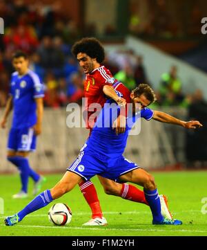 Brüssel, Belgien. 3. Sep 2015. Marouane Fellaini (L) von Belgien wetteifert mit Senad Lulic von Bosnien und Herzegowina während der Euro 2016-Qualifikationsspiel zwischen Belgien und Bosnien und Herzegowina in Brüssel, Belgien, 3. September 2015. Belgien 3: 1 gewonnen. Bildnachweis: Gong Bing/Xinhua/Alamy Live-Nachrichten Stockfoto