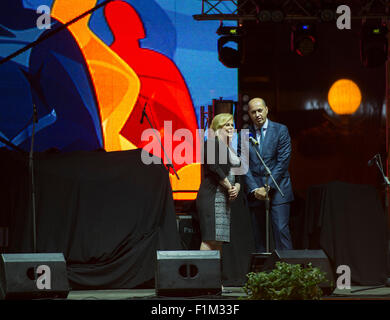 Zagreb, Kroatien. 4. Sep, 2015. Kroatische Präsident Kolinda Grabar-Kitarovic (L) und FIBA Europa Präsident Turgay Demirel besuchen die Eröffnungsfeier von der Basketball-EM 2015 in Zagreb, Kroatien, 4. September 2015. Nach Ukraine Gastgeber der diesjährigen Europameisterschaft herausgezogen, sind die vier Gruppenphase in Europa mit Montpellier, Zagreb, Riga und Berlin-hosting, bevor der k.o.-Phase in Lille, Frankreich weiter verbreitet wird. © Miso Lisanin/Xinhua/Alamy Live-Nachrichten Stockfoto