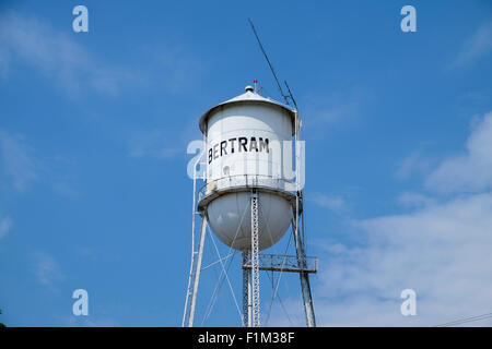 Kleine Stadt kommunale erhöhten Wasservorratstank Bertram, Texas Stockfoto