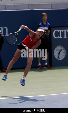 Großbritanniens Johanna Konta auf dem Weg zu einem Überraschungssieg über Spaniens Garbine Muguruza, die Nummer 9-Samen in ihrem zweiten Vorrundenspiel bei den US Open in Flushing Meadows, New York. Stockfoto