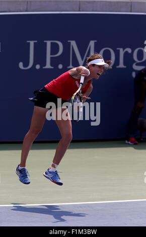 Großbritanniens Johanna Konta auf dem Weg zu einem Überraschungssieg über Spaniens Garbine Muguruza, die Nummer 9-Samen in ihrem zweiten Vorrundenspiel bei den US Open in Flushing Meadows, New York. Stockfoto