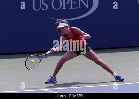 Großbritanniens Johanna Konta auf dem Weg zu einem Überraschungssieg über Spaniens Garbine Muguruza, die Nummer 9-Samen in ihrem zweiten Vorrundenspiel bei den US Open in Flushing Meadows, New York. Stockfoto